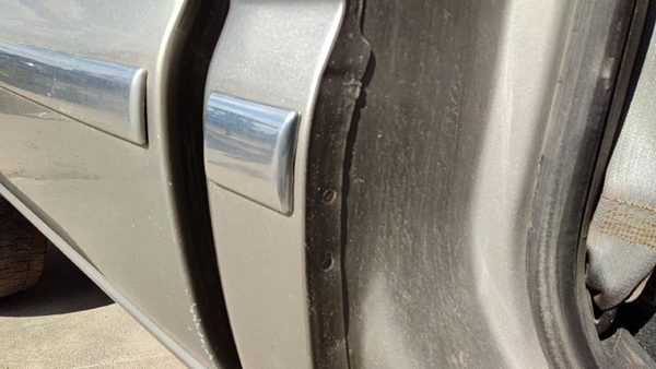 2001-2007 Sierra 2500 Hd Passenger Right Rear Moulding On Cab Corner Oem — photo 2
