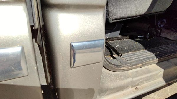 2001-2007 Sierra 2500 Hd Passenger Right Rear Moulding On Cab Corner Oem — photo 1