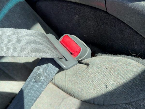 01-05 S10 Blazer Passenger Right Front Seat Belt Buckle Receiver Graphite 12H — photo 3