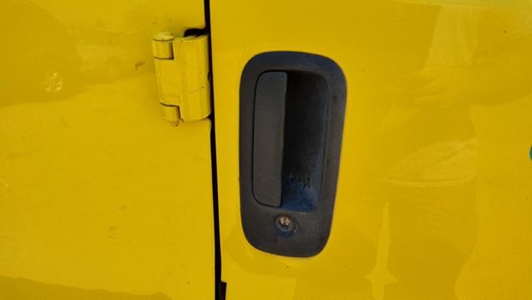 2002 Chevy Express 3500 Outside Door Handle RH Van 2500 Yellow — photo 2