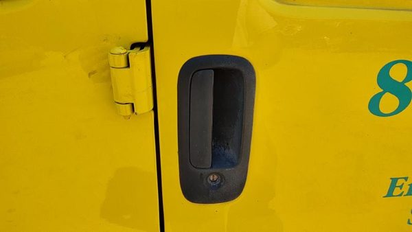 2002 Chevy Express 3500 Outside Door Handle RH Van 2500 Yellow — photo 4