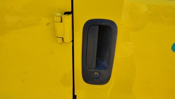 2002 Chevy Express 3500 Outside Door Handle RH Van 2500 Yellow — photo 3