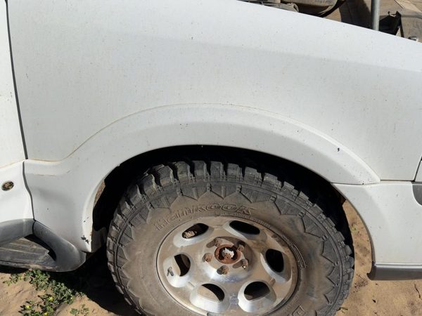 1998 Lincoln Navigator Wheel Opening Moulding RH Oxford White Yz — photo 2