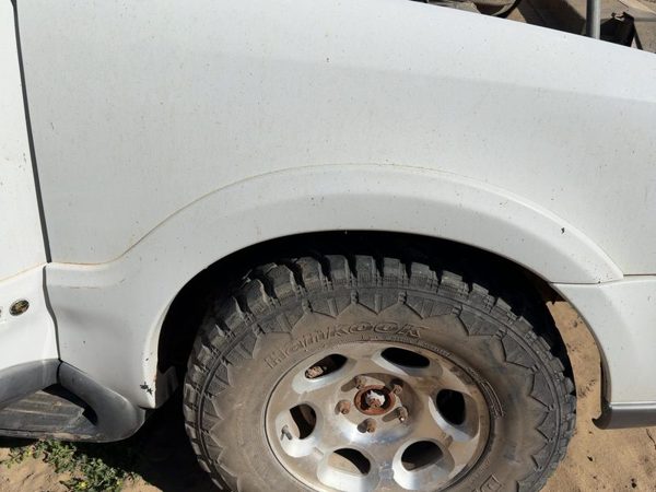 1998 Lincoln Navigator Wheel Opening Moulding RH Oxford White Yz — photo 5