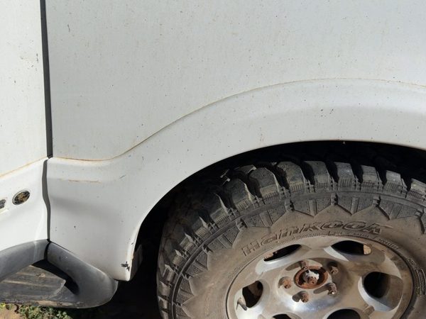 1998 Lincoln Navigator Wheel Opening Moulding RH Oxford White Yz — photo 8
