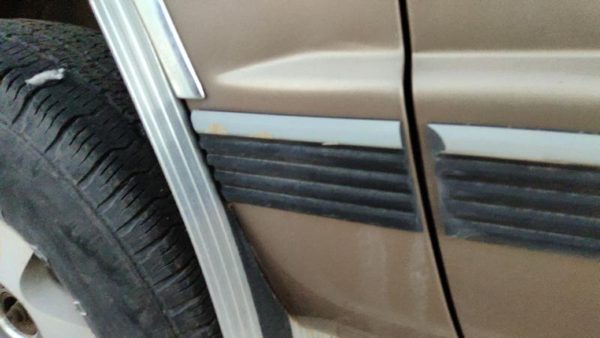 1992-1999 Chevy Suburban Driver Left Moulding From Fender Oem Trim Strip — photo 2