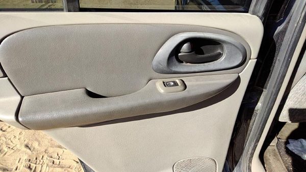 02-04 Trail Blazer Driver Left Rear Door Trim Panel With Switches Back Gray 95D — photo 4