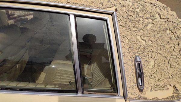80-84 Deville Driver Left Rear Vent Window Back Door Glass With Frame Oem — photo 2