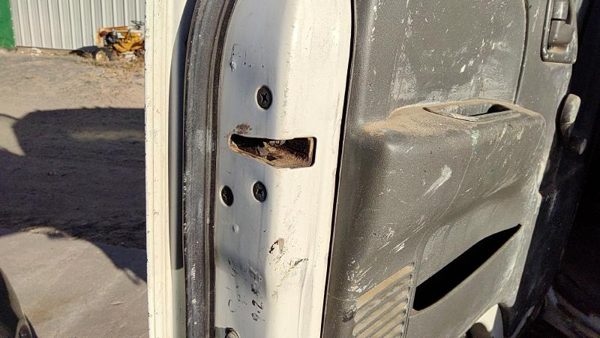 95-07 Isuzu Npr Driver Left Front Door Latch With Rods/Cables Oem — photo 2
