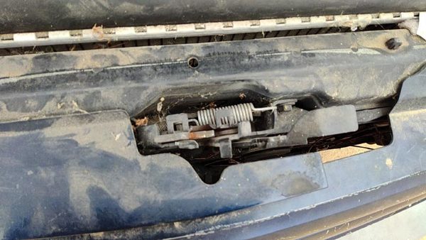 1998-2003 Toyota Sienna Hood Latch Assembly With Bracket Oem 5320108010 — photo 3