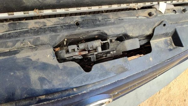 1998-2003 Toyota Sienna Hood Latch Assembly With Bracket Oem 5320108010 — photo 4