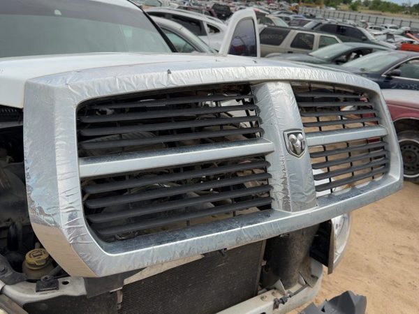 2005-2007 Dodge Dakota Front Grille Assembly Oem With Frame 55077608Aa — photo 1