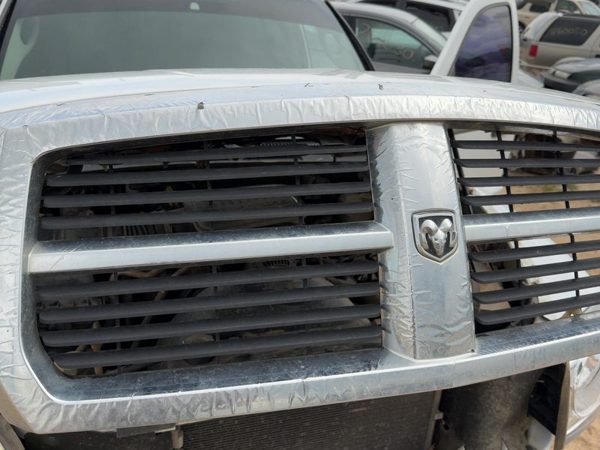 2005-2007 Dodge Dakota Front Grille Assembly Oem With Frame 55077608Aa — photo 2