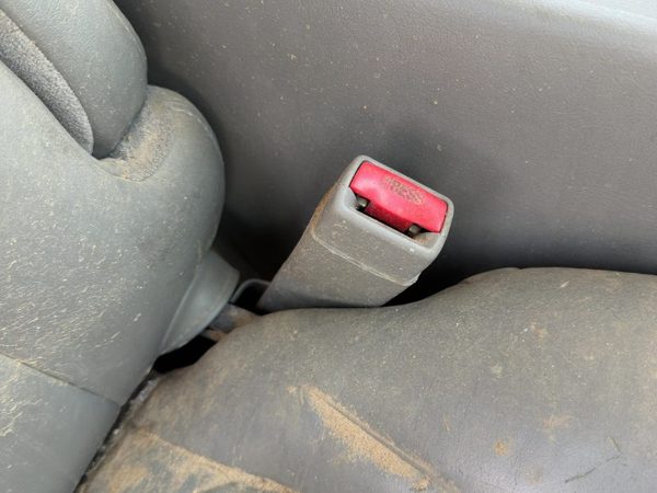 03-06 Suburban 1500 Passenger Right Front Seat Belt Buckle Receiver Oem Gray 92I — photo 3