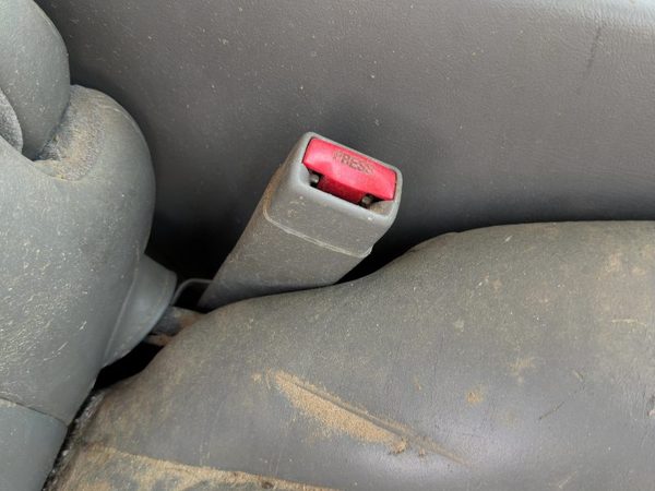03-06 Suburban 1500 Passenger Right Front Seat Belt Buckle Receiver Oem Gray 92I — photo 4