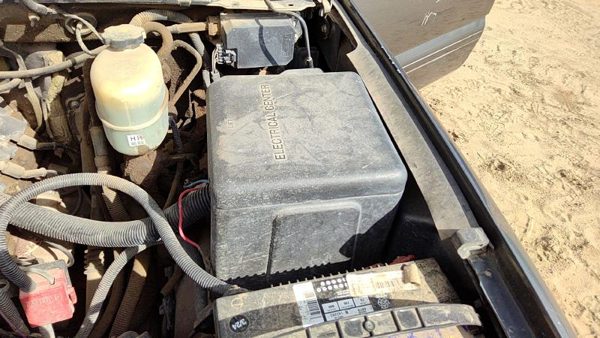 2000-2001 Gmc Sierra 2500 Engine Fuse Box Power Distribution Panel Oem 6.0L — photo 1