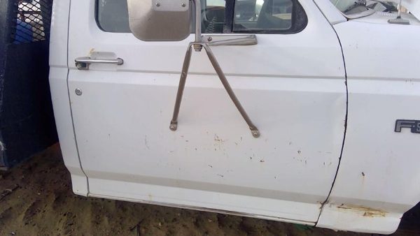 1996 Ford F450 Front Door RH White — photo 3