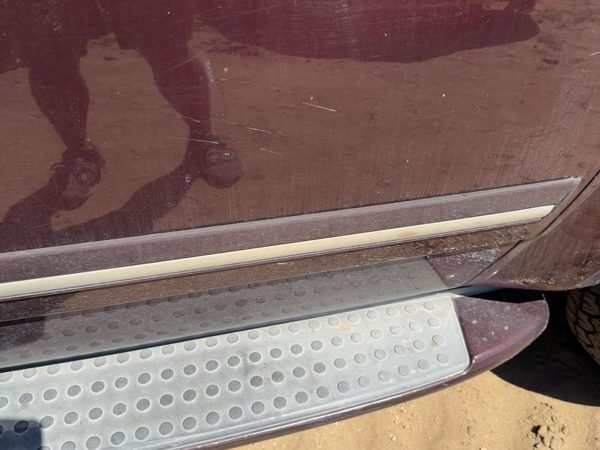 04-05 Durango Passenger Right Front Moulding From Door Trim Strip Molten Red Pr8 — photo 2