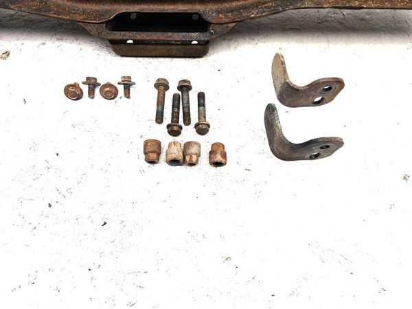 2001 Gmc Sierra 2500 Transmission Crossmember Mount Bracket With Hardware — photo 2