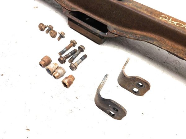 2001 Gmc Sierra 2500 Transmission Crossmember Mount Bracket With Hardware — photo 4