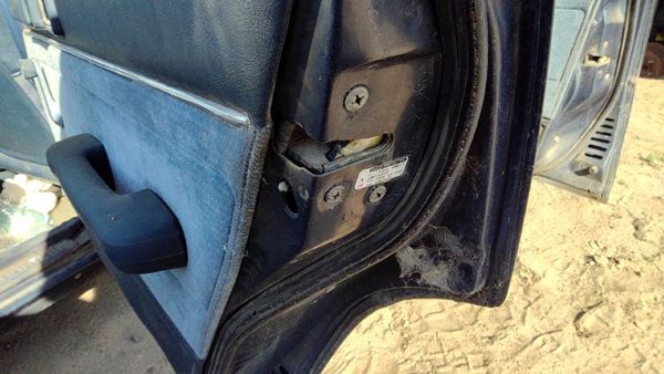 1984-1986 Toyota Camry Passenger Right Rear Door Latch With Rods/Cables Oem Back — photo 4
