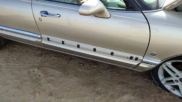 1992 Buick Park Avenue Front Door RH Gold — photo 2