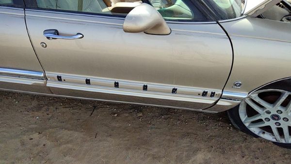 1992 Buick Park Avenue Front Door RH Gold — photo 4