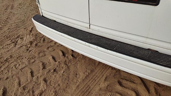 1985-2005 Gmc Safari Rear Step Bumper With Mount Brackets Oem White 14075427 — photo 4