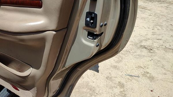 1998-01 Lincoln Navigator Passenger Right Rear Door Latch With Rods/Cables Back — photo 1