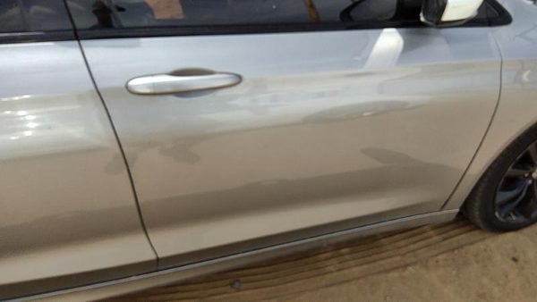 2015 Chrysler 200 Front Door RH Billet Silver Psc — photo 2