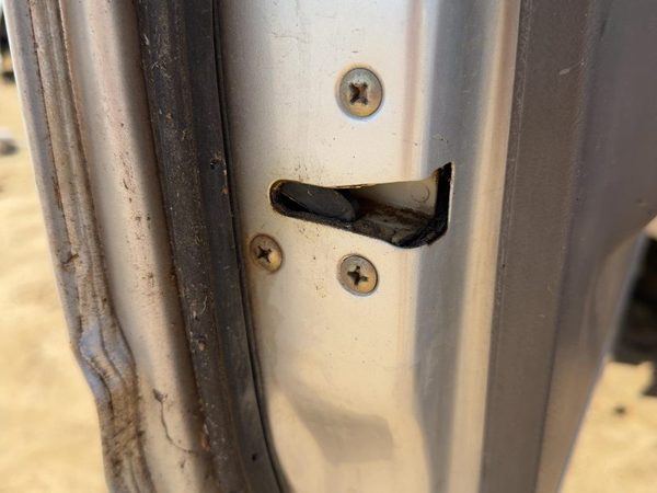 1988-1995 Isuzu Pup Driver Left Front Door Latch With Rods/Cables Oem — photo 2