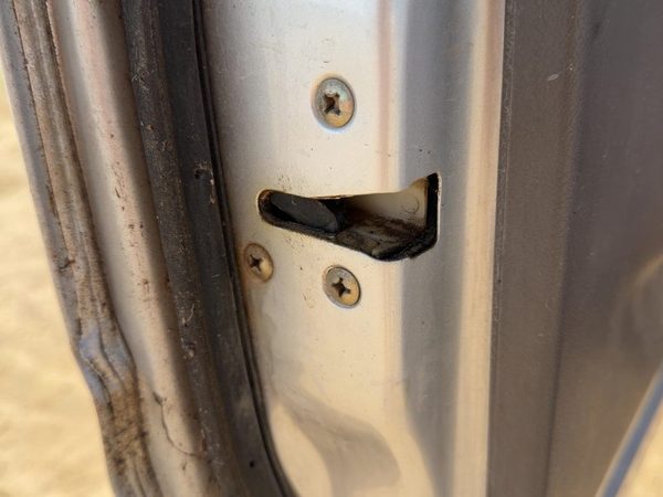 1988-1995 Isuzu Pup Driver Left Front Door Latch With Rods/Cables Oem — photo 1