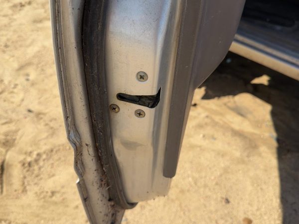 1988-1995 Isuzu Pup Driver Left Front Door Latch With Rods/Cables Oem — photo 3