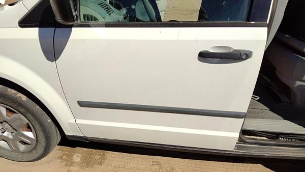 2008 Dodge Grand Caravan Front Door LH White PW1 — photo 2