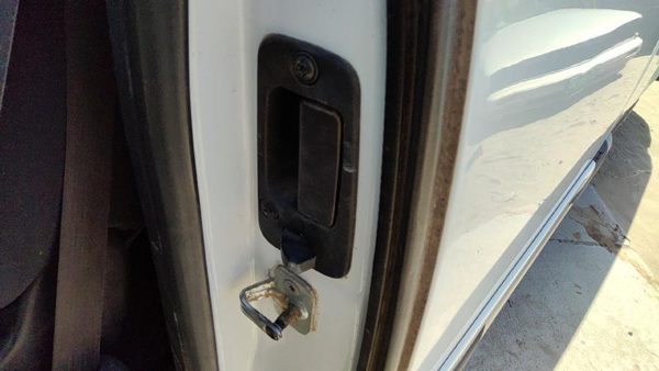 2008 Chevy Silverado 2500 Outside Door Handle LH White 50U — photo 2