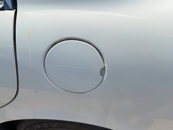 2000-2005 Buick Lesabre Fuel Tank Door With Hinge Gas Lid Oem Filler White 40U — photo 1