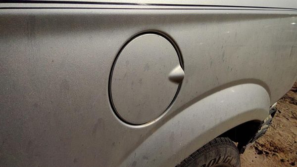 01-07 Caravan Fuel Tank Door Wth Hinge Gas Lid Filler Ps2 Bright Silver Metallic — photo 2
