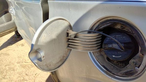 01-07 Caravan Fuel Tank Door Wth Hinge Gas Lid Filler Ps2 Bright Silver Metallic — photo 4