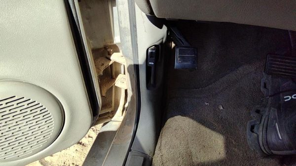 1998-2002 Olds Bravada Driver Left Lower Kick Trim Panel Oem Pewter 922 — photo 1