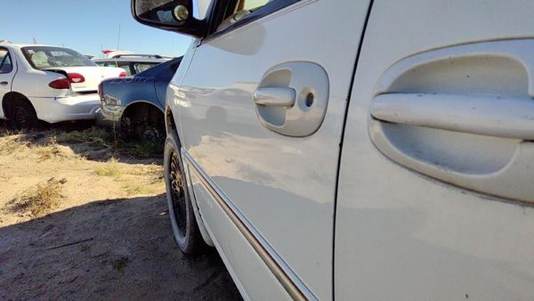 1998 Chrysler Town Cntry Front Door LH Pwp Golden White — photo 4
