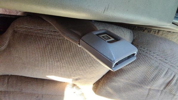 88-96 Grand Prix Passenger Right Front Seat Belt Buckle Receiver Oem Tan 2 Door — photo 2