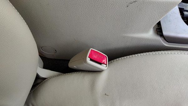 10-14 Legacy Outback Passenger Right Front Seat Belt Buckle Receiver Warm Ivory — photo 1