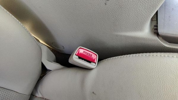 10-14 Legacy Outback Passenger Right Front Seat Belt Buckle Receiver Warm Ivory — photo 2