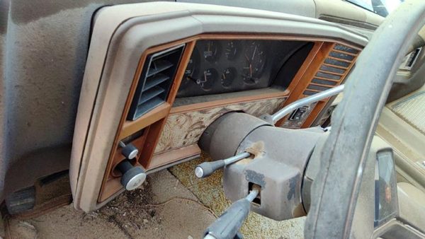 1981 Chevrolet Malibu Dash Panel — photo 1