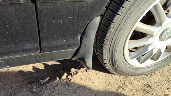 05 Hyundai Xg350 Passenger Right Moulding From Fender Mud Flap Rock Guard Black — photo 1