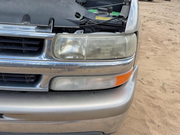 2001 Suburban 1500 Grille Pewter 11U — photo 5
