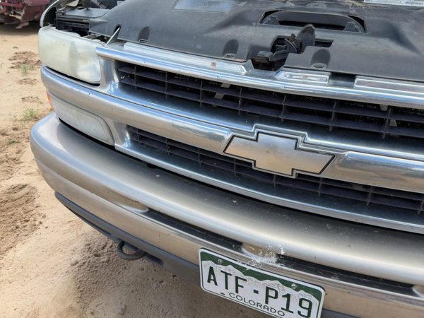 2001 Suburban 1500 Grille Pewter 11U — photo 3