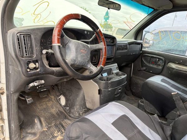 2002 Chevrolet Express — vehicle photo 3