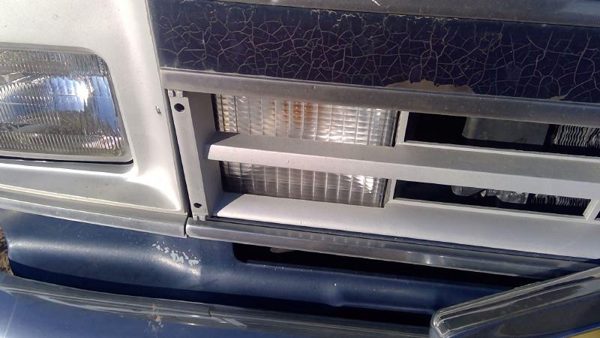 1989 Chevy G20 Van Passenger Right Front Turn Signal Light Lamp Grille Mounted — photo 4