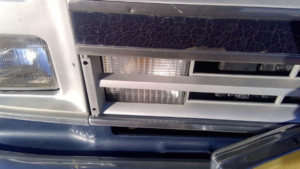 1989 Chevy G20 Van Passenger Right Front Turn Signal Light Lamp Grille Mounted — photo 1